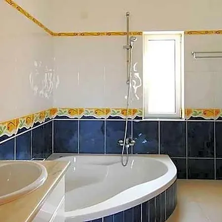 Carvoeiro Sleeps 4 Pool Air Con Wifi Villa *